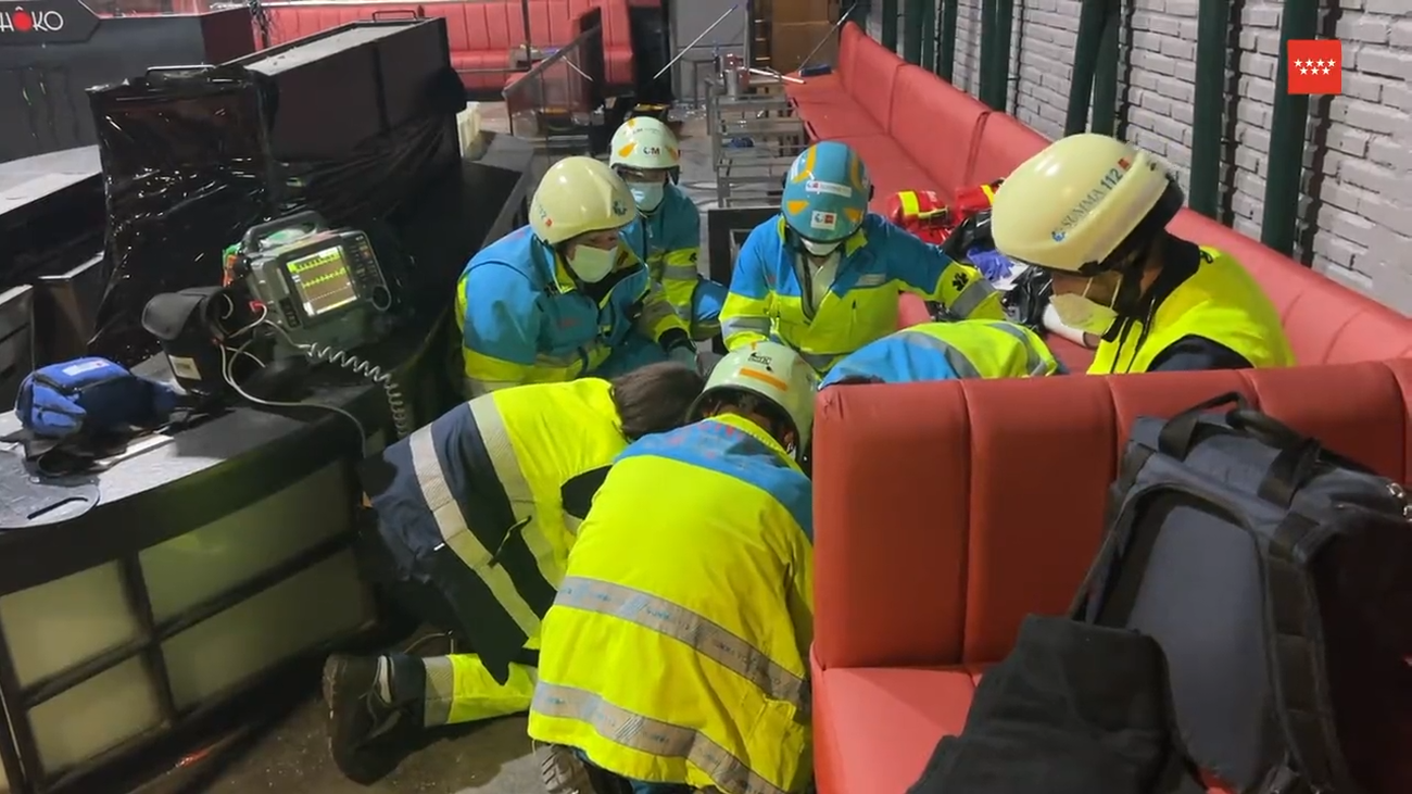 Herido grave un trabajador tras caer desde 5 metros del techo de un local en la calle Toledo