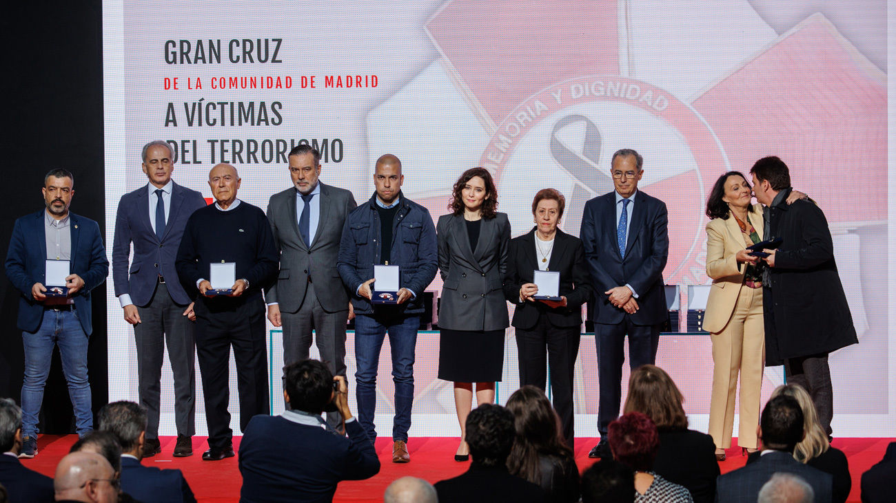 Madrid entrega la Gran Cruz de la Comunidad a 209 víctimas del terrorismo