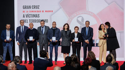 Madrid entrega la Gran Cruz de la Comunidad a 209 víctimas del terrorismo