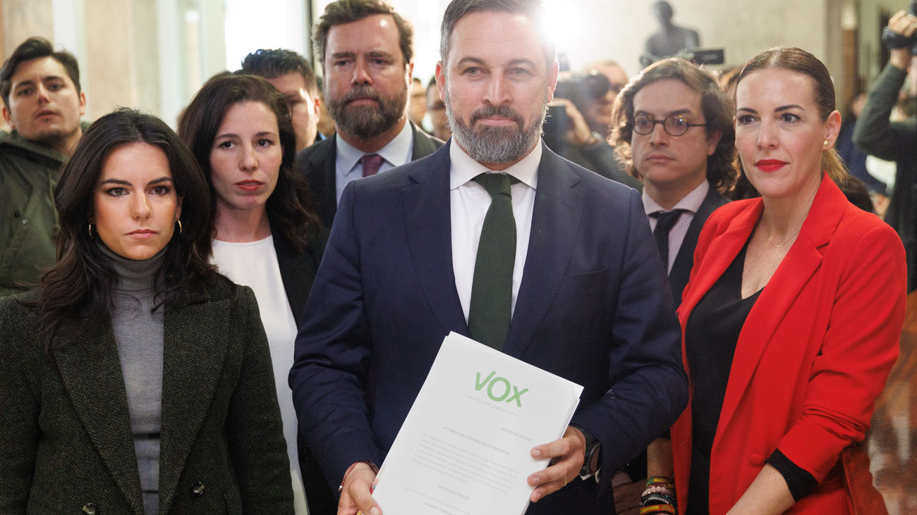 Abascal y los diputados de Vox registran en el Congreso la moción  de censura de Tamames