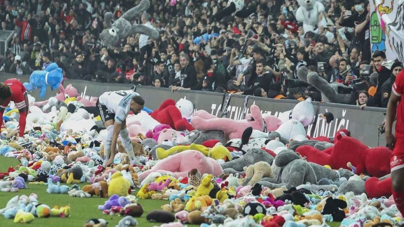 Emotiva lluvia de peluches en un partido de fútbol de Turquía