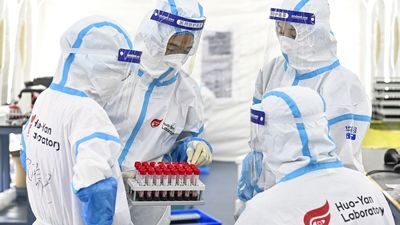 Pekín rechaza las "difamaciones" de que la covid se originó en un laboratorio chino