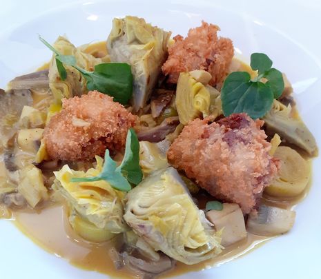 Presentación de plato de alcachofas / AYTO ALCALÁ DE HENARES