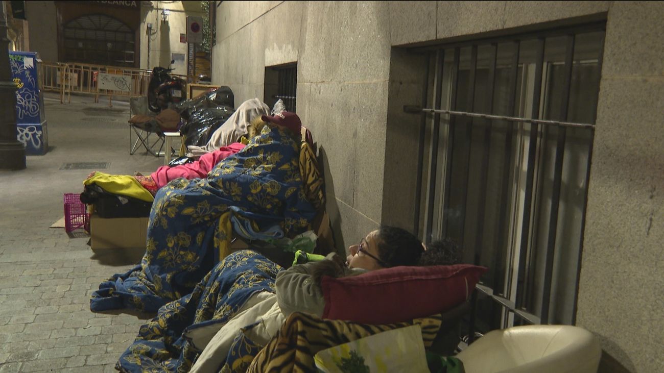 Los primeros fieles hacen ya cola a las puertas del Cristo de Medinaceli