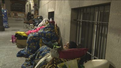 Los primeros fieles hacen ya cola a las puertas del Cristo de Medinaceli