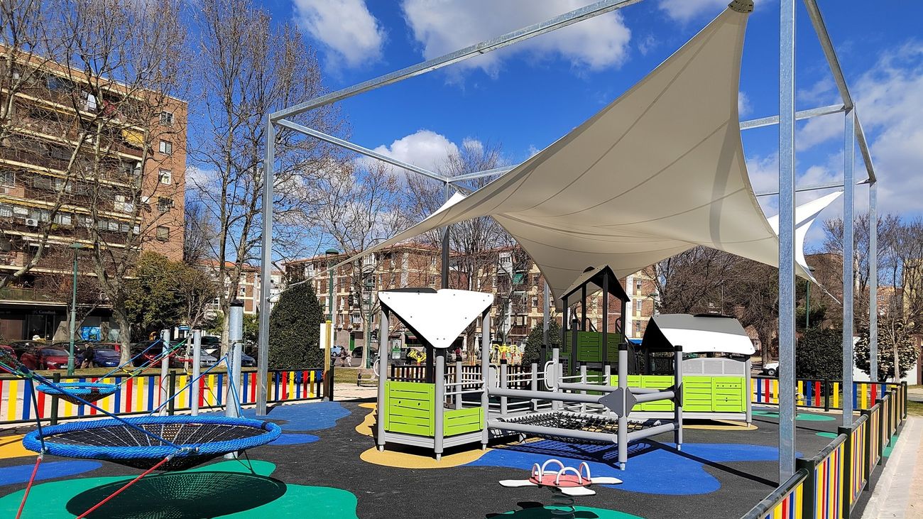 La nueva zona de juegos infantiles en la Plaza del Turia de Móstoles