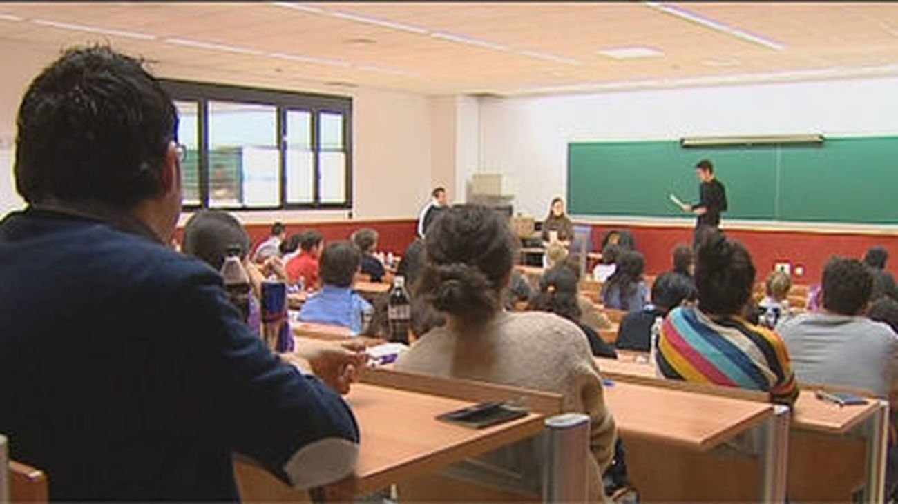 Un aula con estudiantes en una universidad