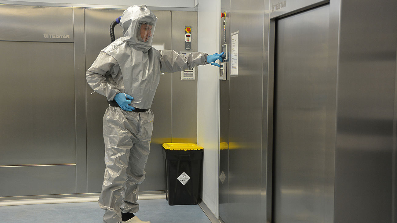 Un investigador en un laboratorio de seguridad biológica