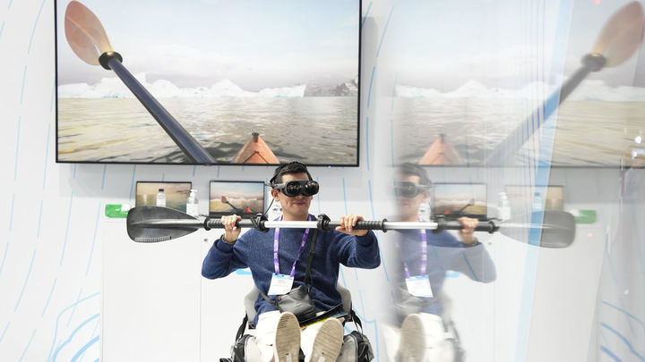 Un visitante prueba un simulador de remo con las gafas HTC Vive Flow en el Mobile World Congress (MWC) / EFE/Alejandro García
