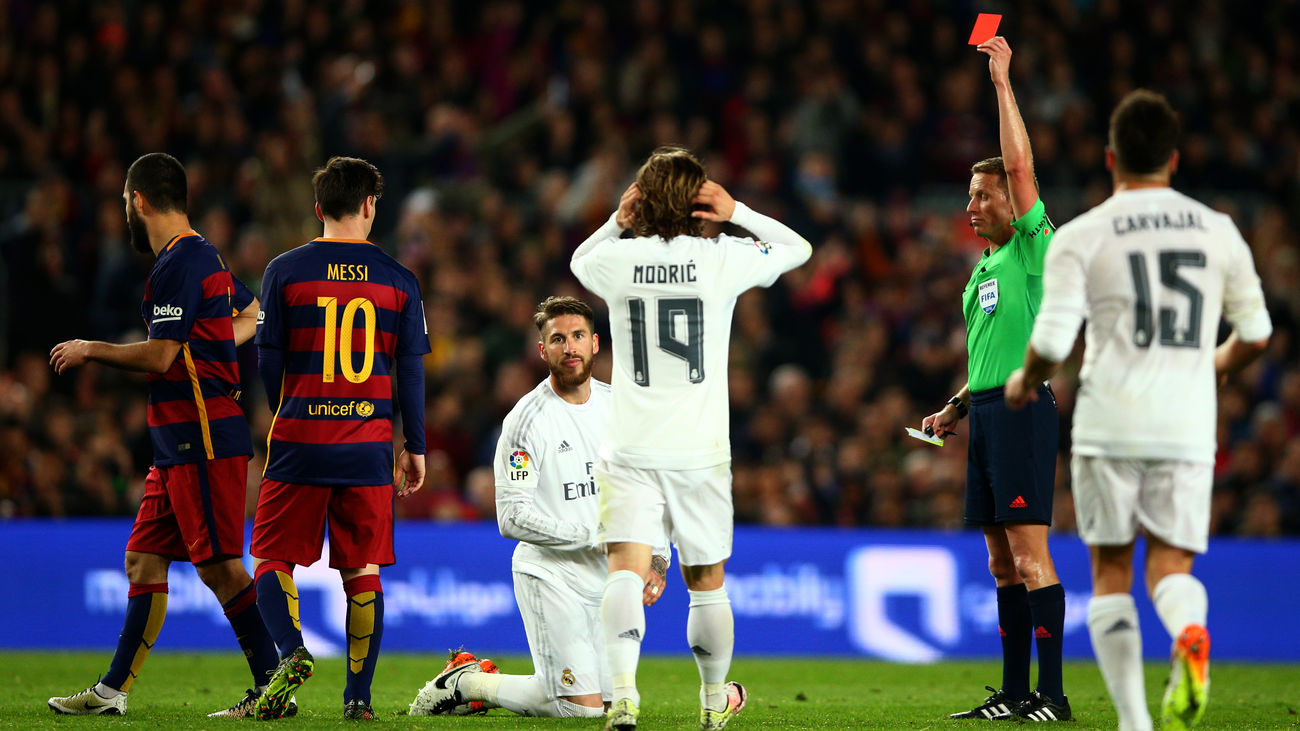 Sergio Ramos ve la tarjeta roja ante el Barcelona