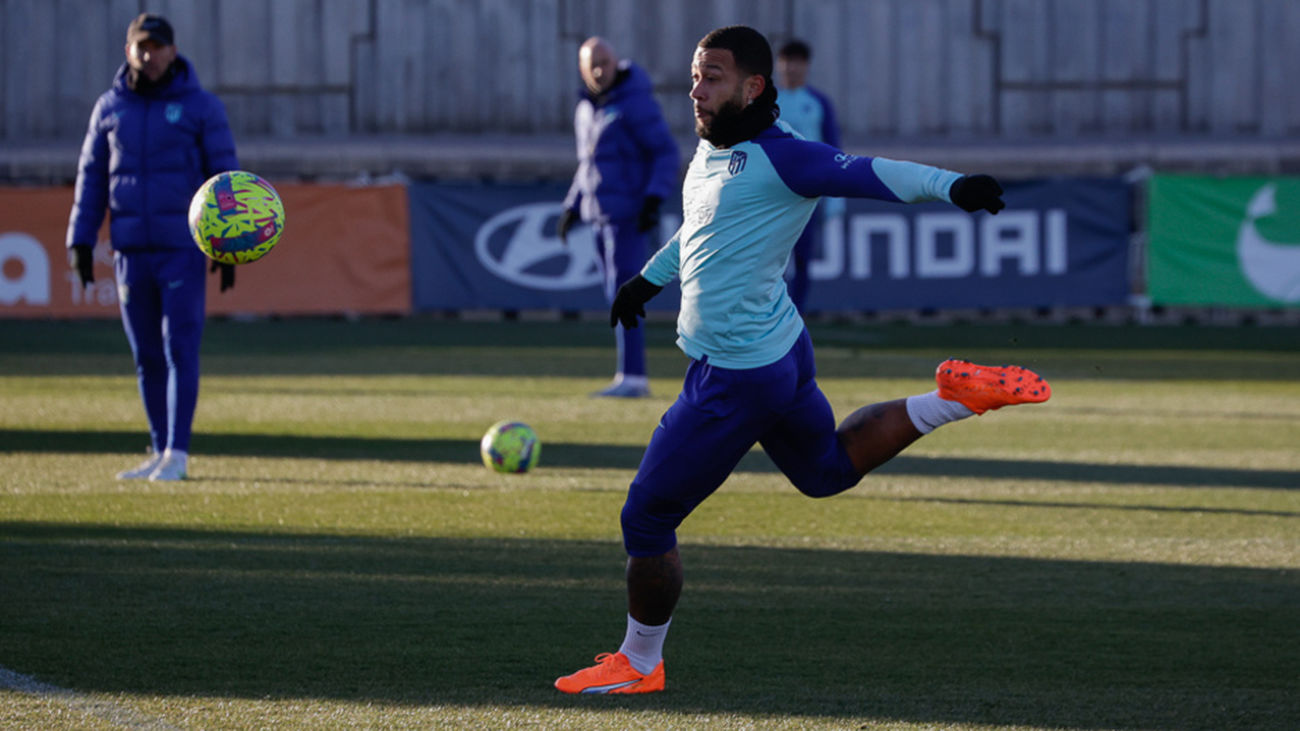 Llorente y Carrasco, a los carriles; Memphis apunta al once ante el Sevilla