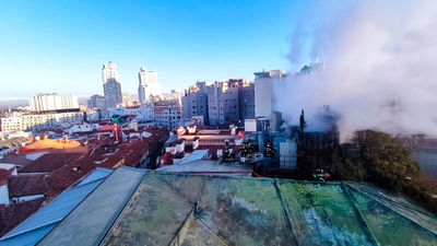 Un incendio en la cubierta del Hotel Santo Domingo de Madrid provoca una gran columna de humo
