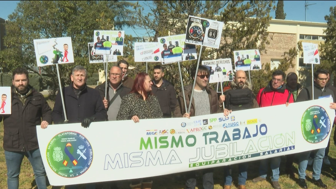 Policías y guardia civiles se concentran frente a la Moncloa para pedir una "jubilación digna"