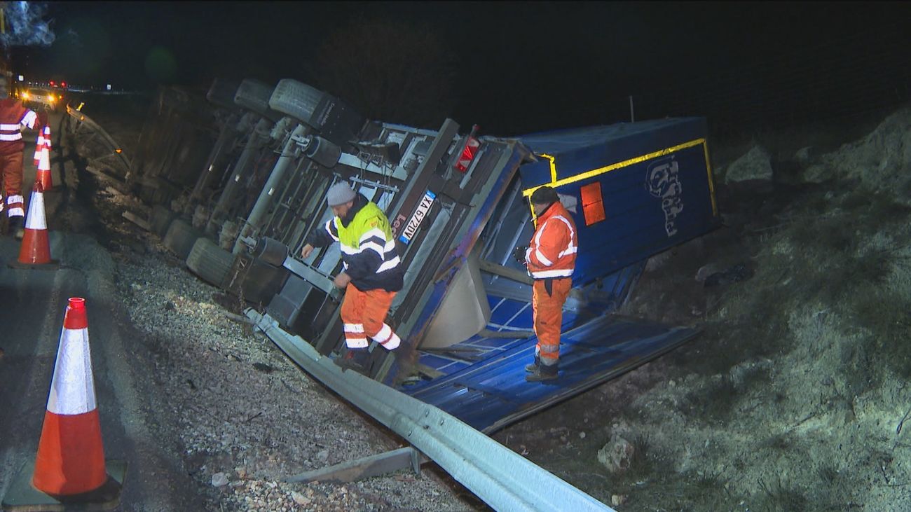 Un trailer vuelca en la A-3 a la altura de Perales de Tajuña