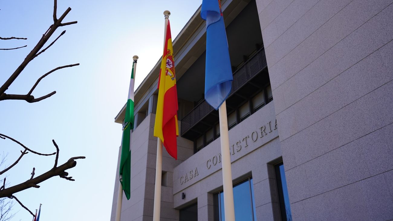Bandera de Anlaucía junto a la española y la de Leganés frente a la Casa Consistorial