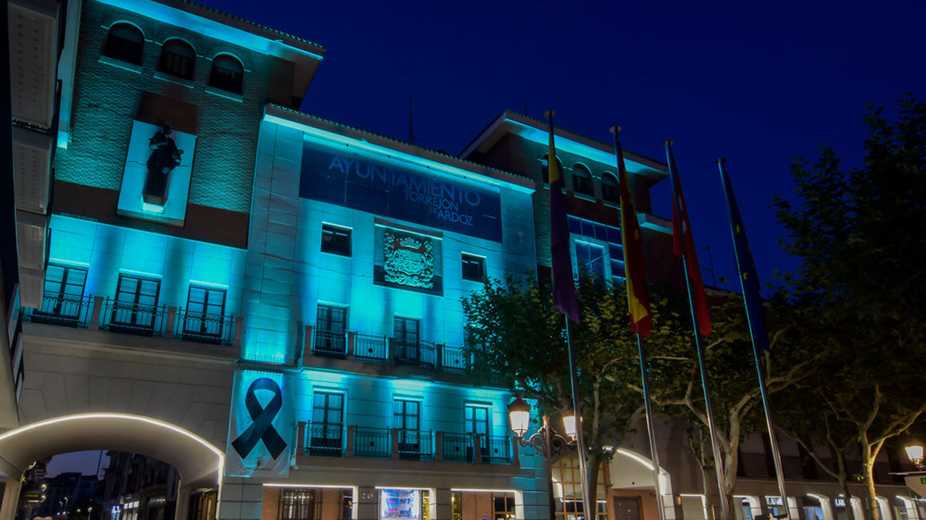 El Ayuntamiento de Torrejón se ilumina de verde azulado por el Día de las enfermedades raras