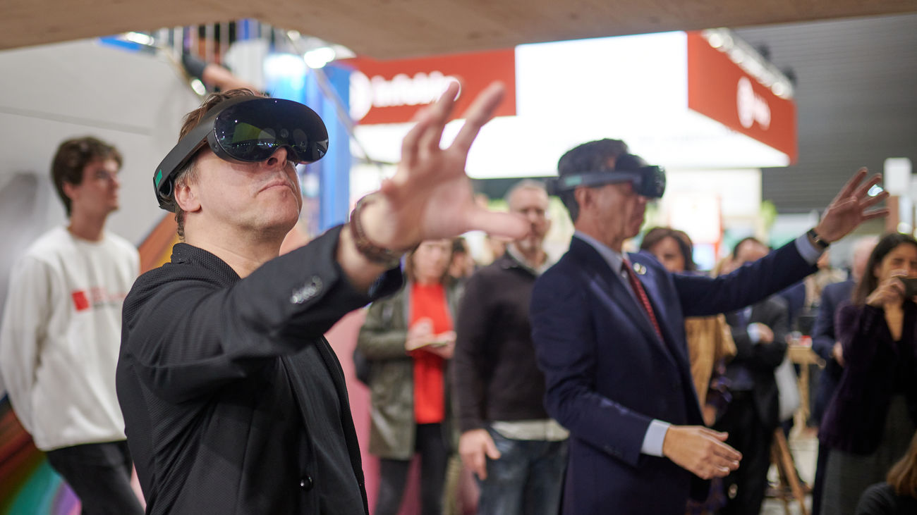 Rumbo al futuro: móviles enrollables y que se arreglan solos, robots humanoides y otras novedades