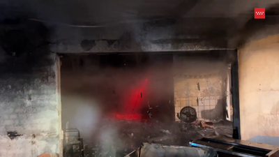 Los bomberos extinguen un incendio en un local utilizado como bar en Villanueva de la Cañada