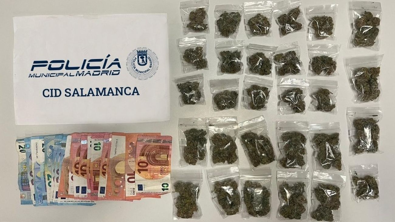 Detenido un hombre con 28 bolsas de marihuana en la manga de la cazadora