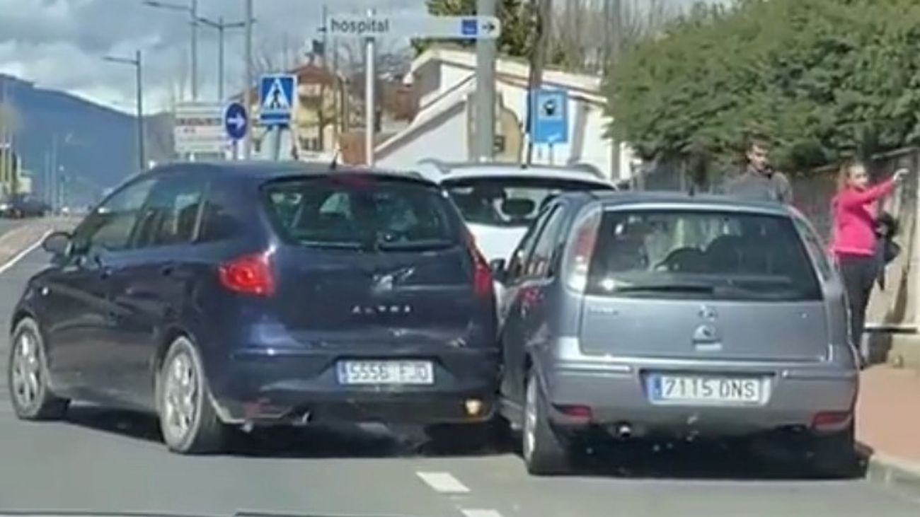 Un coche golpea a otro