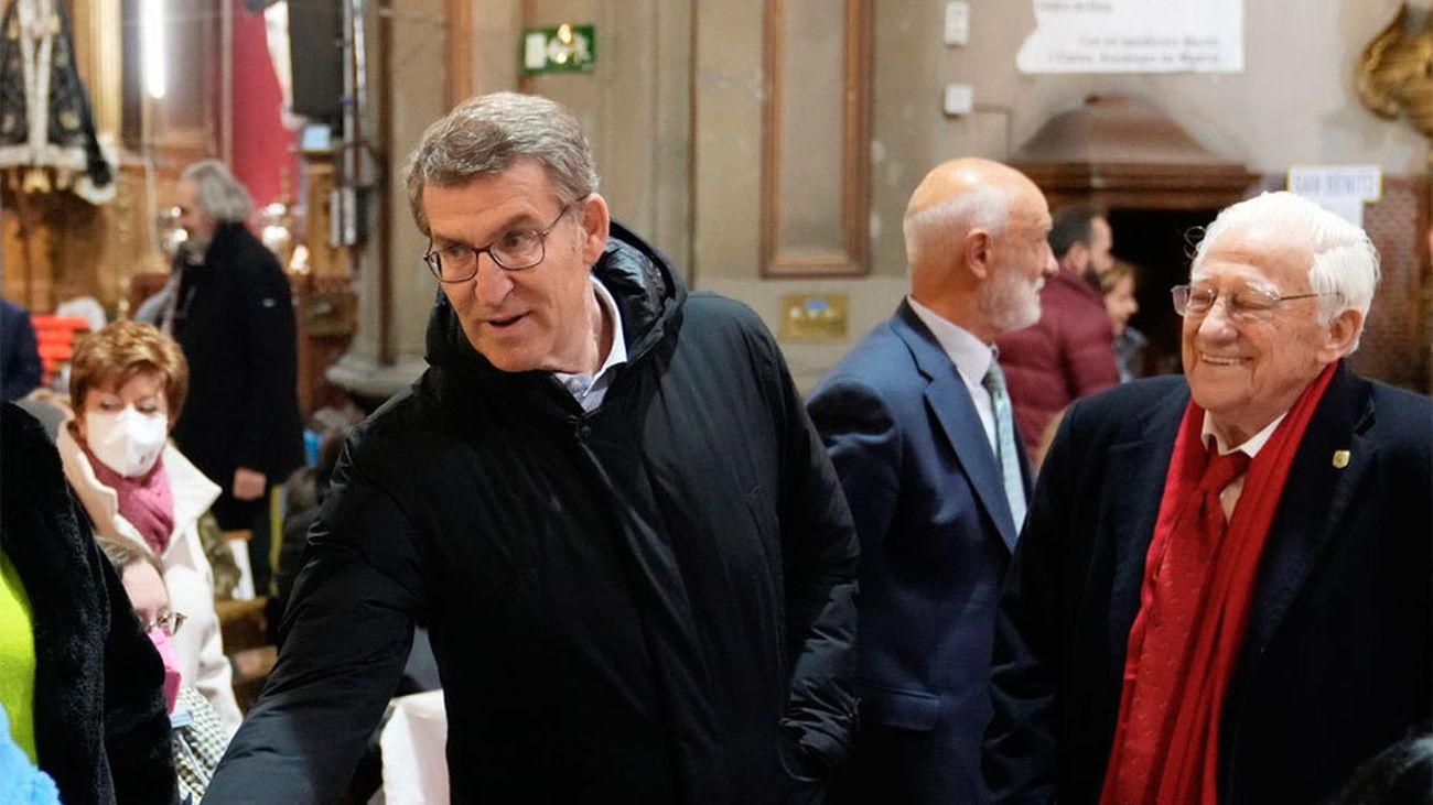 Feijóo ensalza el trabajo del Padre Ángel tras visitarle en la parroquia de San Antón