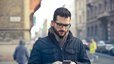 Los españoles pasamos cinco horas al día mirando el móvil: ¿qué efectos tiene?