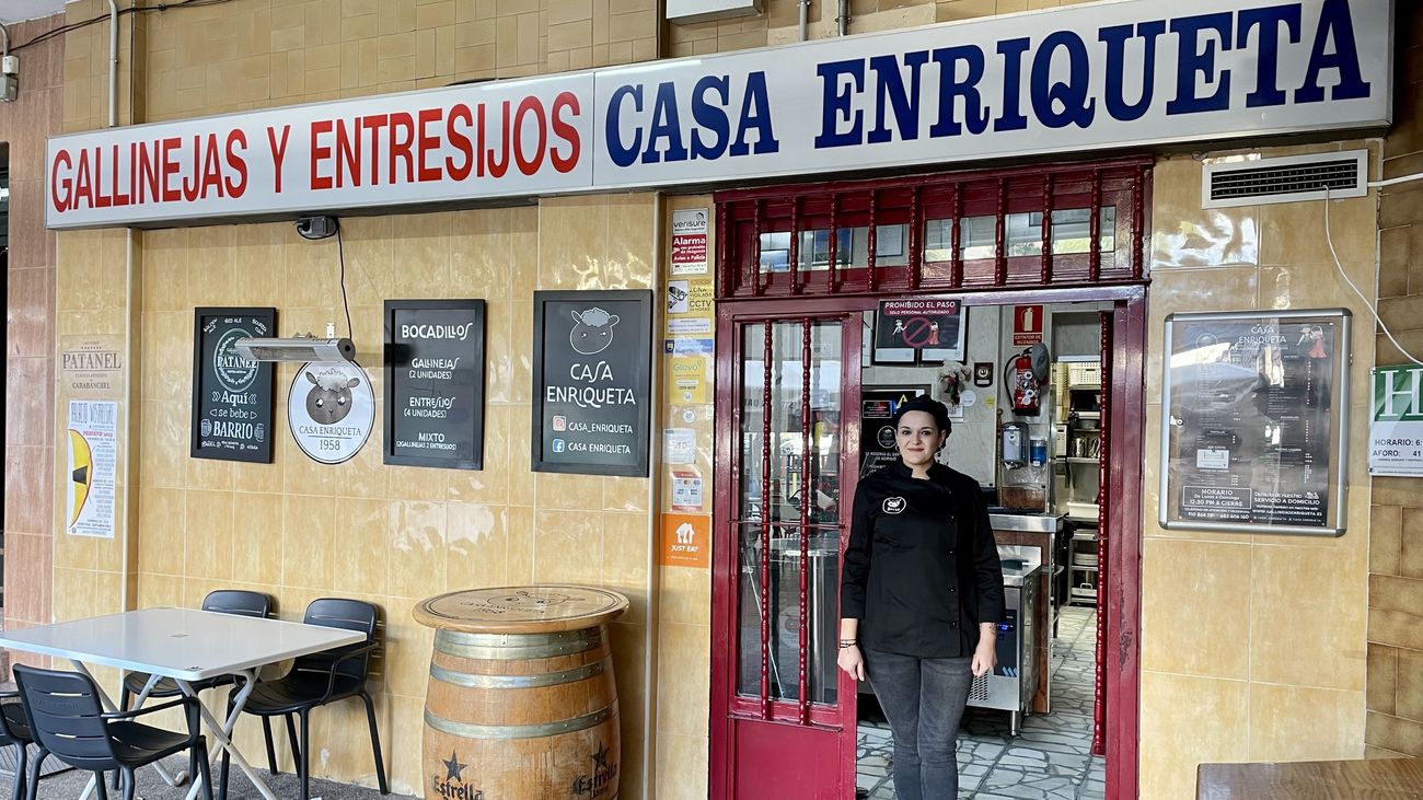 Berta Gutiérrez en la puerta de Casa Enriqueta