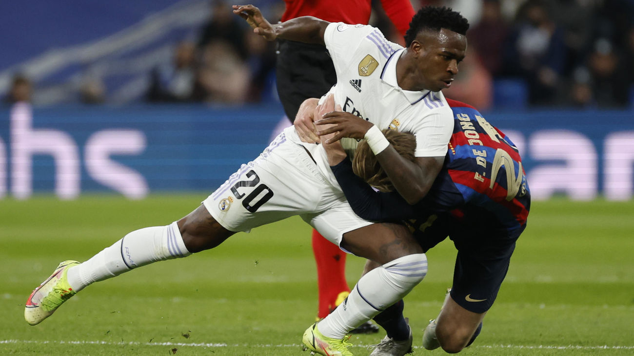 Un Real Madrid cero en ataque pierde de rebote ante el peor Barça visto en el Bernabéu