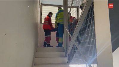 Dos jóvenes, graves en Móstoles tras caer por el hueco de una escalera