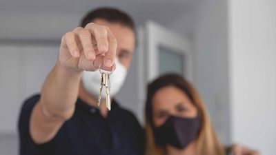 Esto es lo que te deduces en la Renta 2022 si has comprado una casa o vives de alquiler