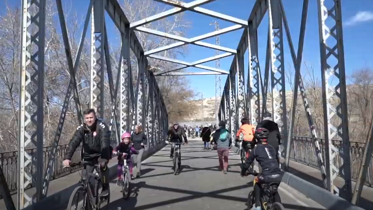Ciclistas y peatones sobre el puente de Arganda