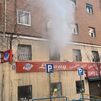 Un incendio en la calle Alcalá deja una mujer muerta y 11 vecinos intoxicados por humo