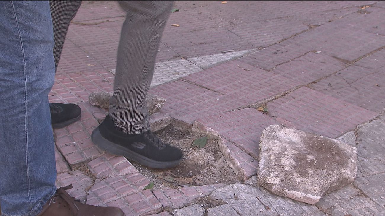 Vecinos del distrito II de Alcalá denuncian el abandono de sus calles