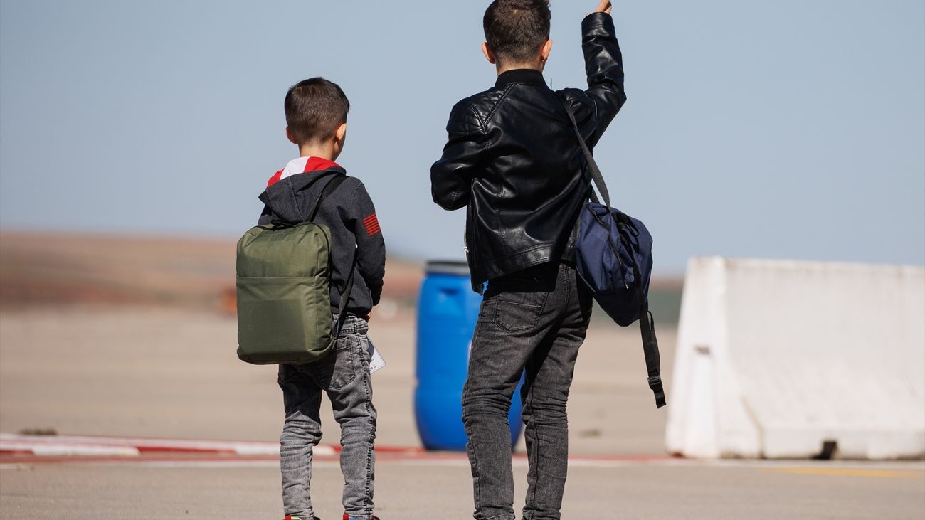 Dos niños sirios provenientes de Turquía y afectados por el terremoto, recién llegados a la base aérea de Torrejón de Ardoz