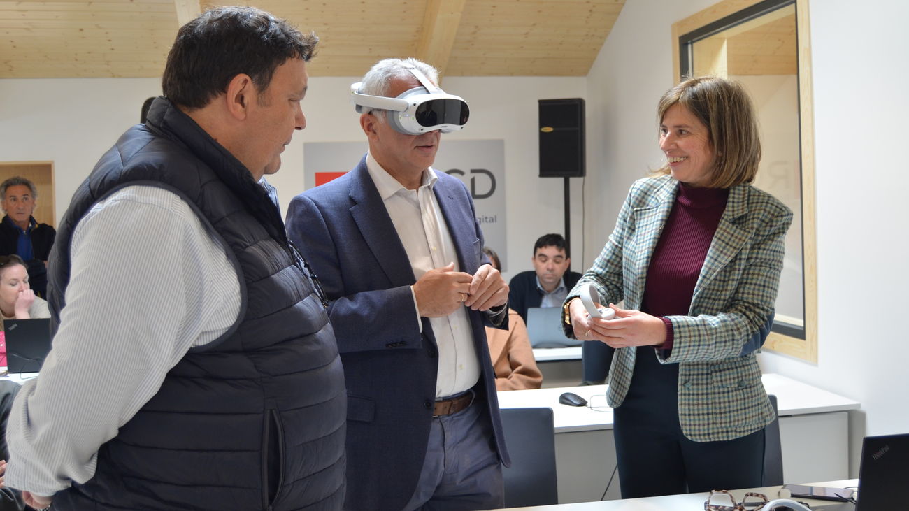 El consejero Carlos Izquierdo durante la presentación de las nuevas aulas de formación digital