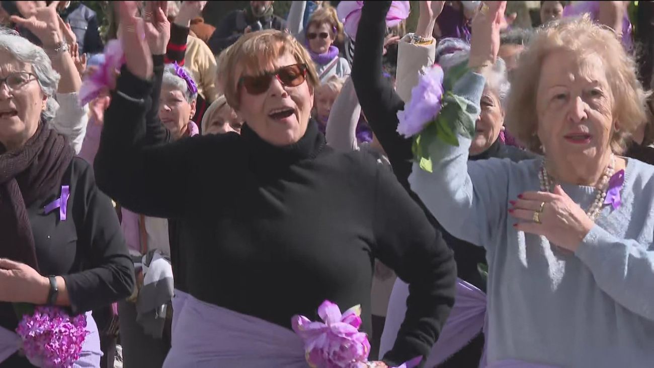 Cientos de mayores de Madrid organizan una acción multitudinaria por el Día de la Mujer
