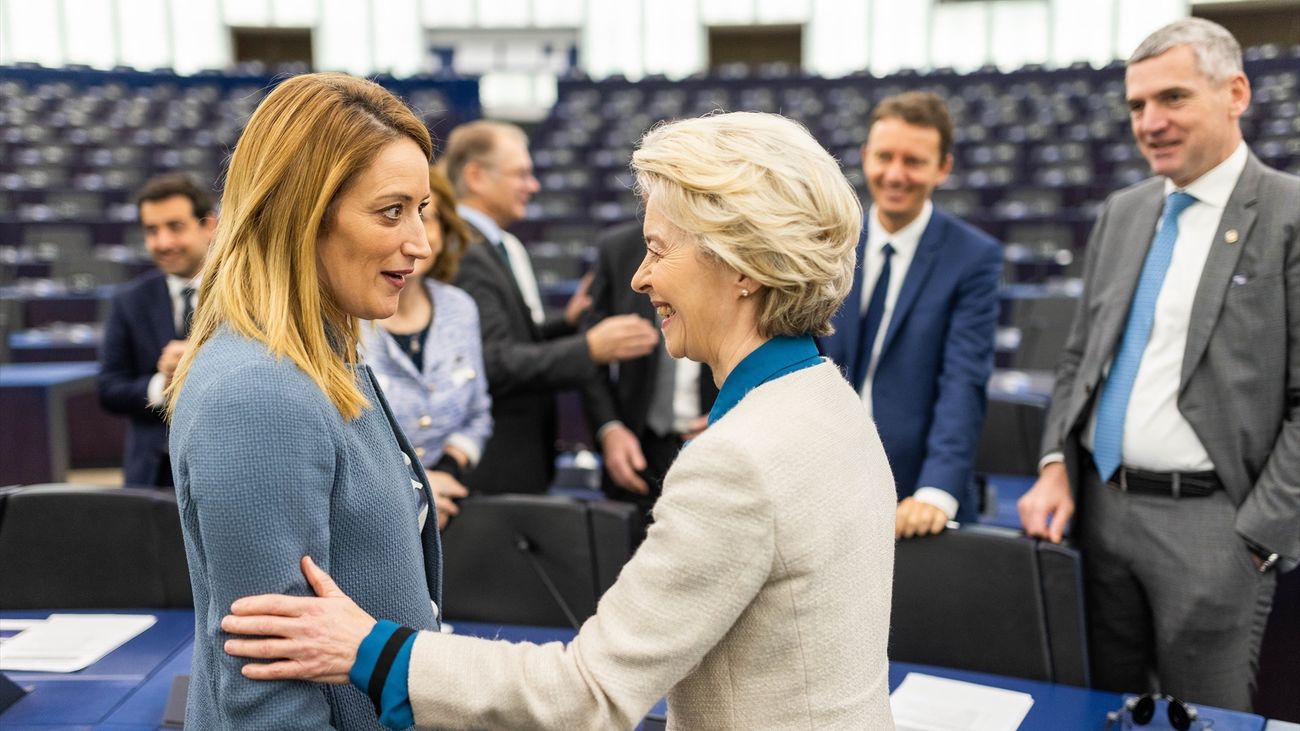 Roberta Metsola (L), Presidenta del Parlamento Europeo, da la bienvenida a Ursula von der Leyen (C), Presidenta de la Comisión Europea, durante una sesión plenaria en el Parlamento de la UE