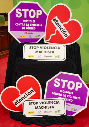 Señales contra la violencia machista / @AytoMostoles