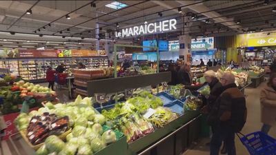Francia acuerda con los supermercados crear cestas de la compra antiinflación