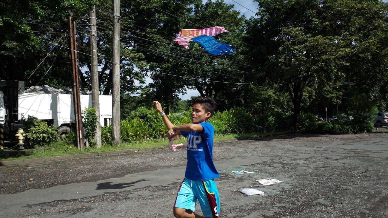 Un niño corre en la isla de Mindanao