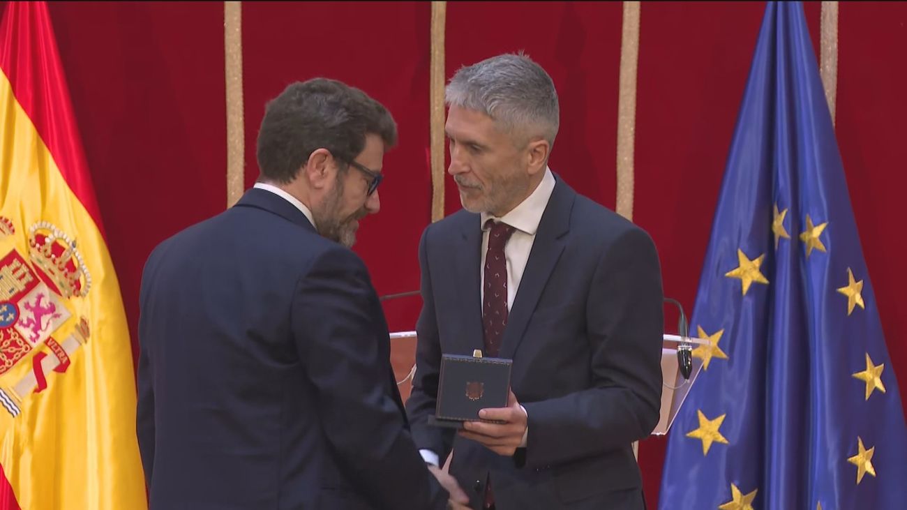 Interior entrega la máxima distinción a  familiares de 11 víctimas del terrorismo