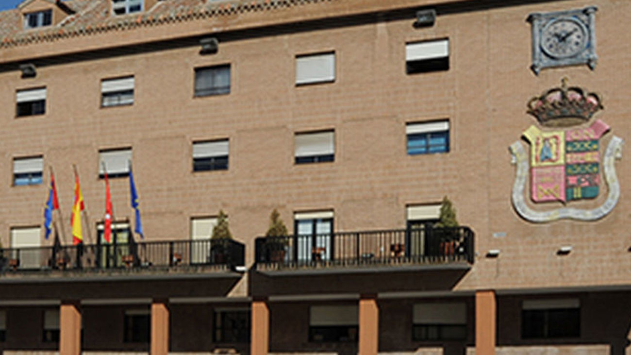 La alcaldesa visita la empresa mostoleña que hace el mantenimiento de carros de combate para el Ejército