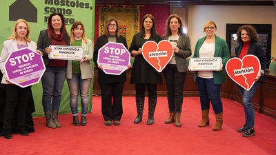 Móstoles instala señales en la vía pública con mensajes contra la violencia machista