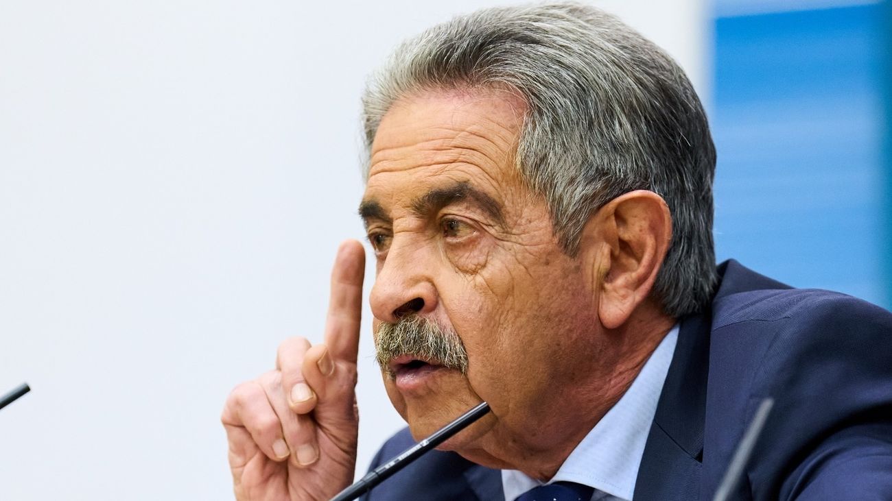 Revilla reconoce que el Gobierno le  avisó del registro policial a la consejería