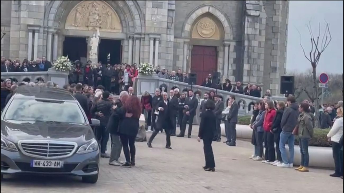 El emotivo baile de despedida de un viudo frente al féretro de su esposa