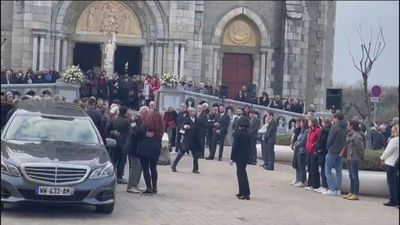 El emotivo baile de despedida de un viudo frente al féretro de su esposa