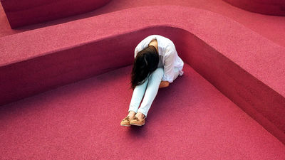 Las mujeres acuden a los servicios de salud mental “más tarde, más solas y más vapuleadas”