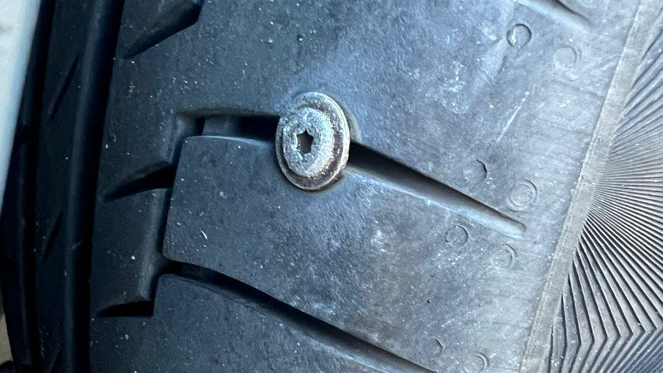 Trabajadores del SAMUR denuncian la aparición de ruedas pinchadas en sus coches, en Casa de Campo