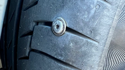 Trabajadores del SAMUR denuncian la aparición de ruedas pinchadas en sus coches, en Casa de Campo