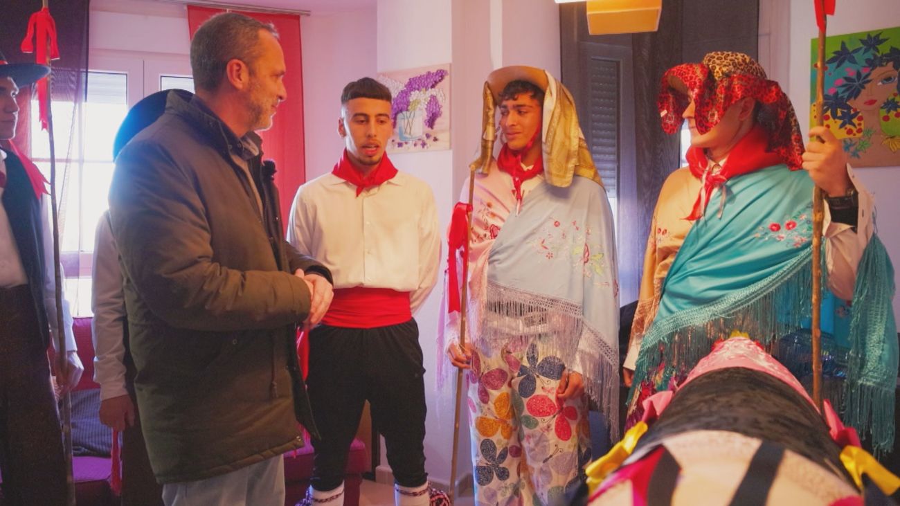 Cencerros y cascabeles llenan las calles y plazas de Pedrezuela en la fiesta de la Vaquilla